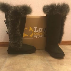 Australian collective boots. Black with fur